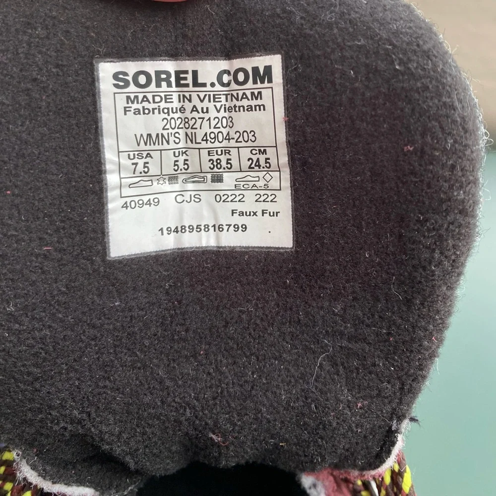 New Sorel Kinetic Breakthru Conquest Sneaker Boots- New Cinder/Bloodstone